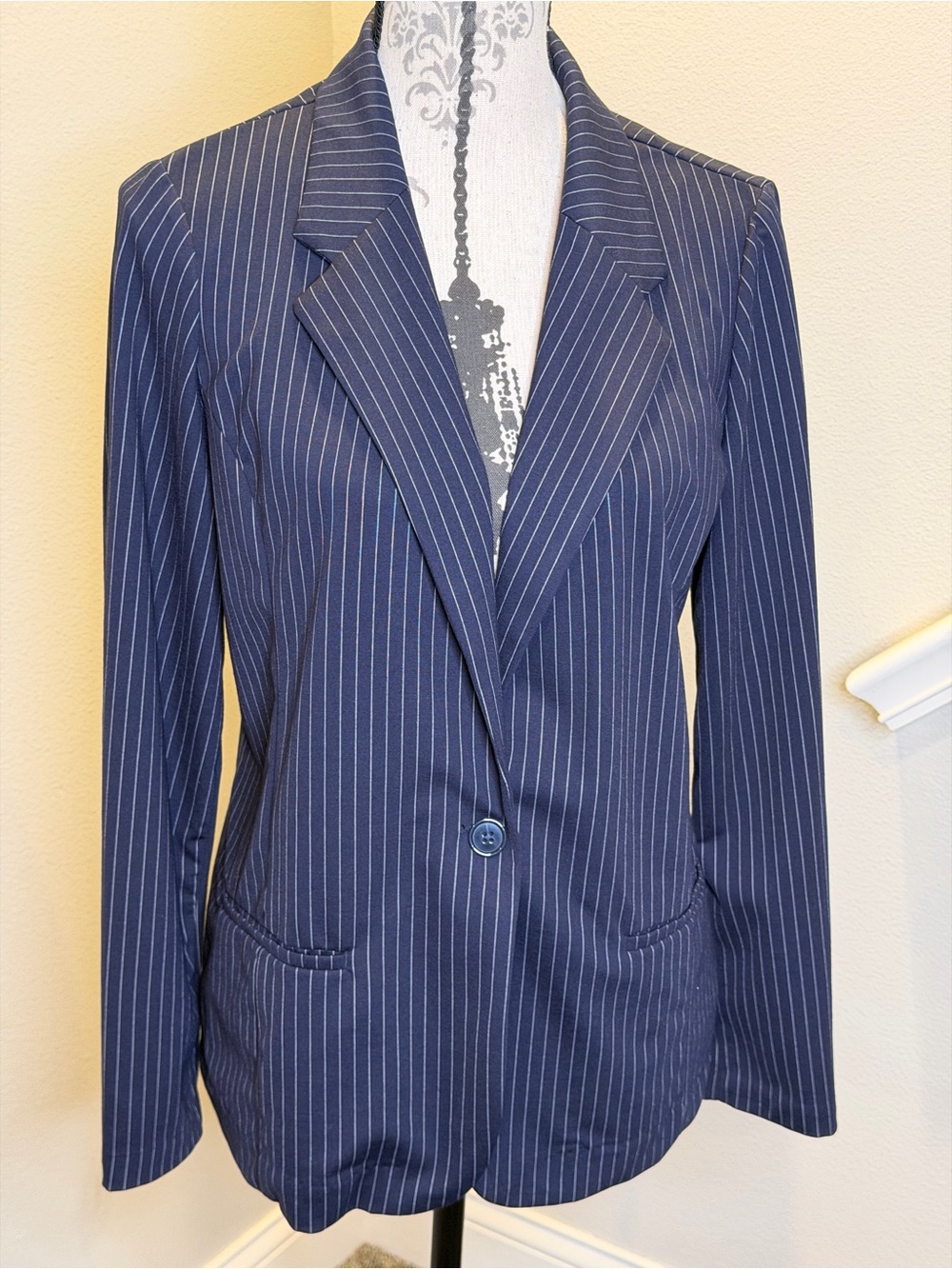 Liverpool Sz.M Classic Navy Pinstripe Women's Blazer, very lightweight, stretch